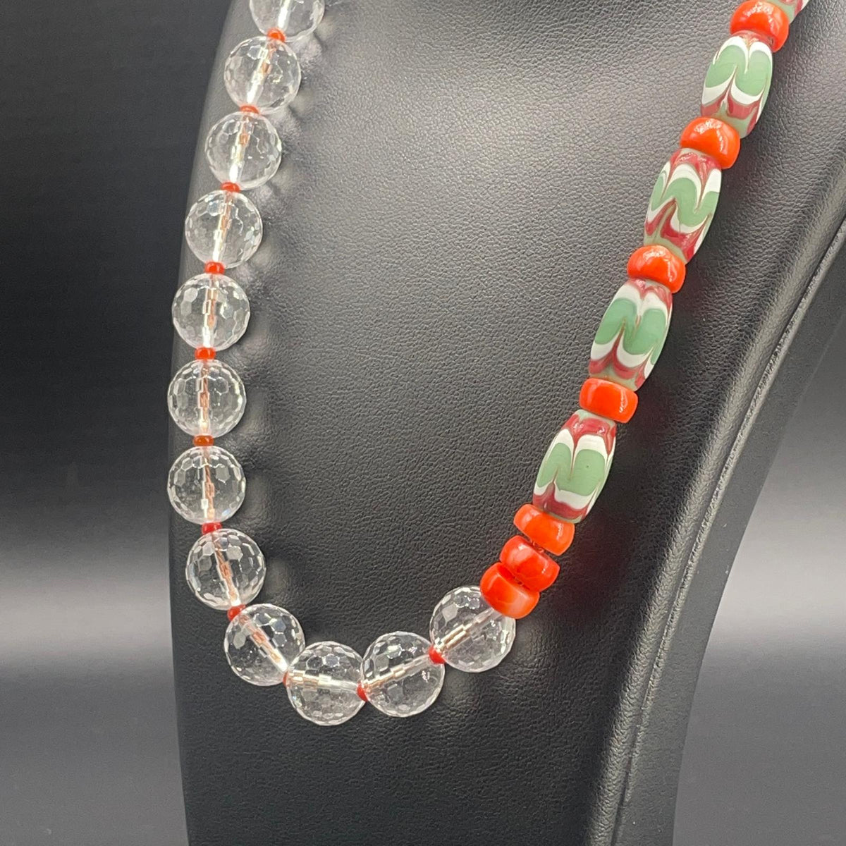 Collana con Cristallo di Rocca, Corallo Bamboo e Perle di Vetro