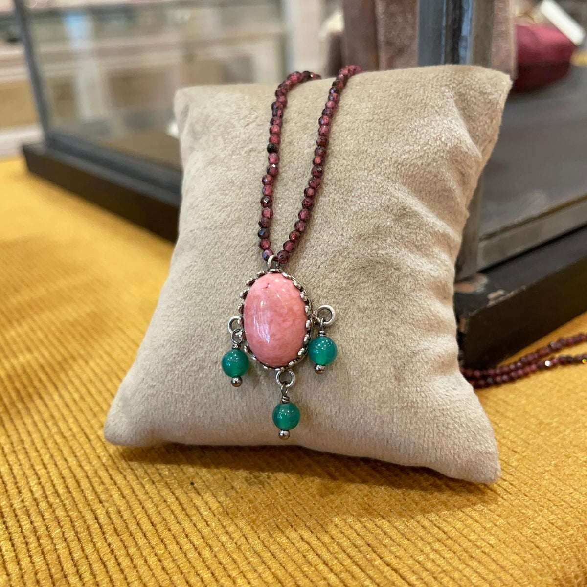Collana BonBon in granato con pendente rosa e dettagli verdi – foto 5