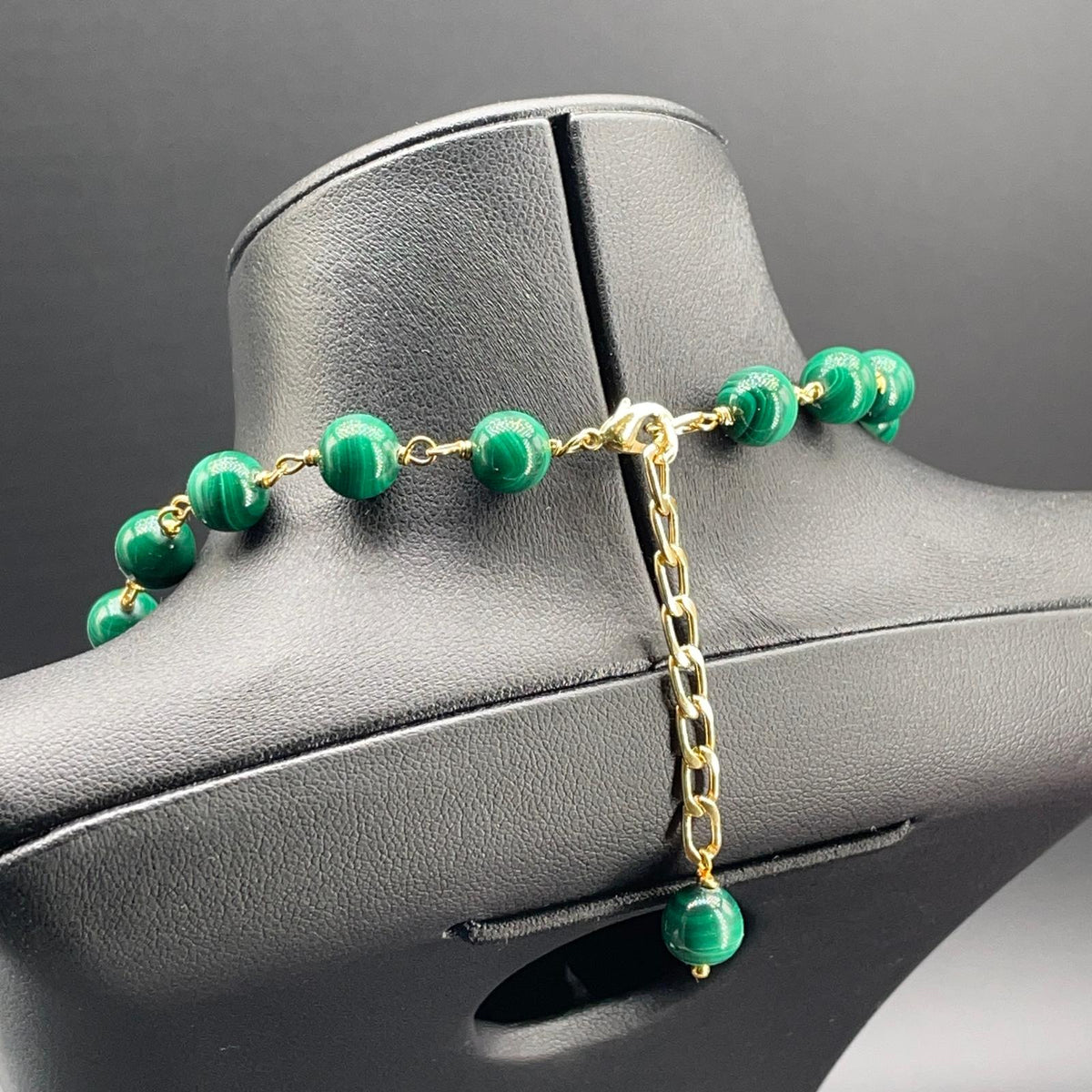 Chiusura in argento dorato e prolunga con sfera terminale di malachite
