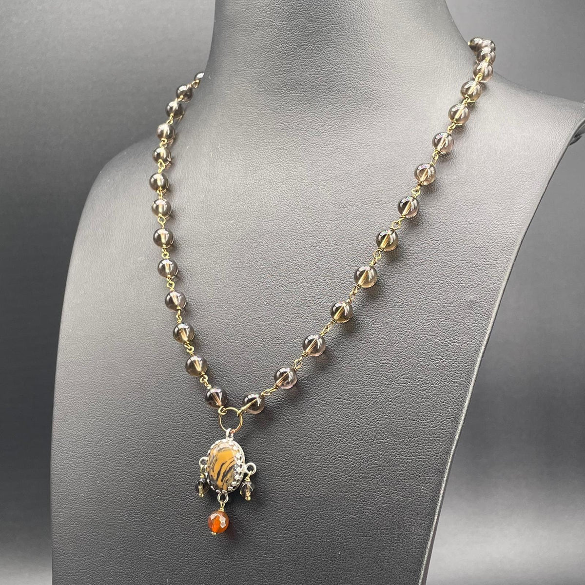 Collana BonBon a rosario con pietre color fumo e pendente ocra - foto 4