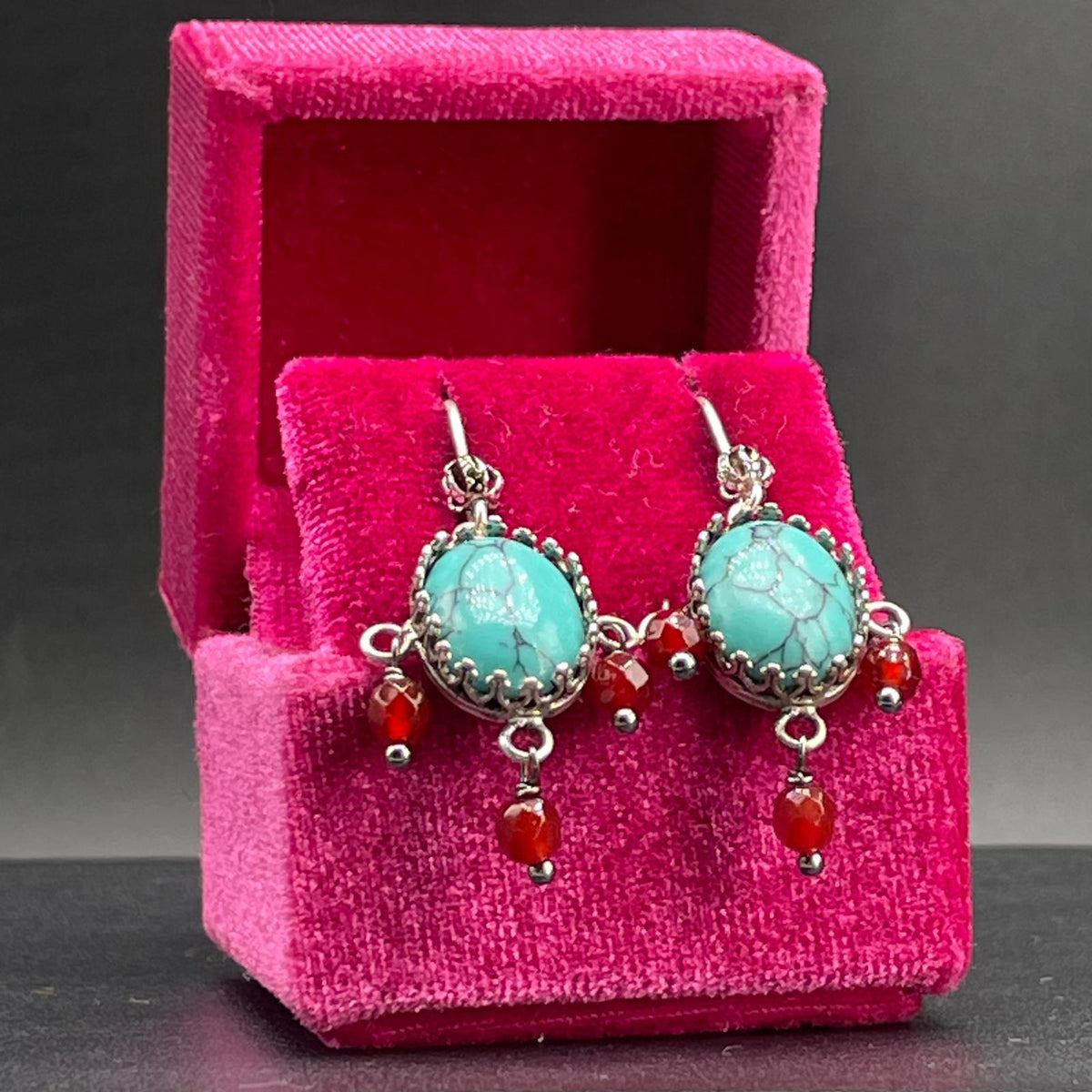 Orecchini BonBon con pietre color turchese e rosse in cofanetto fucsia