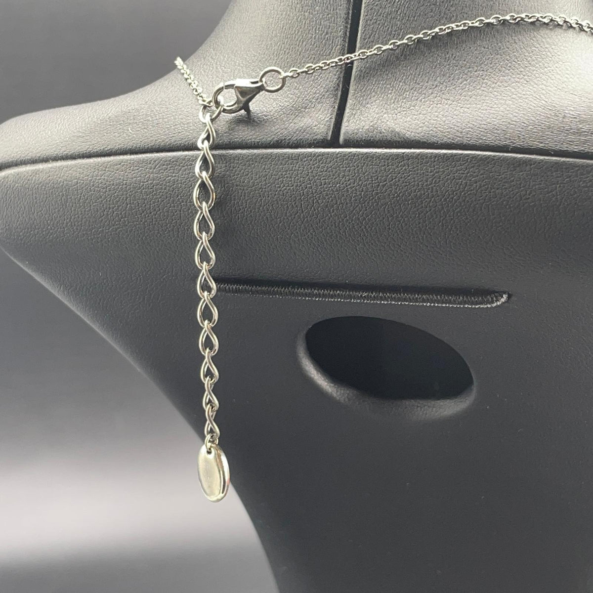 Dettaglio della chiusura a moschettone e catena di prolunga della collana