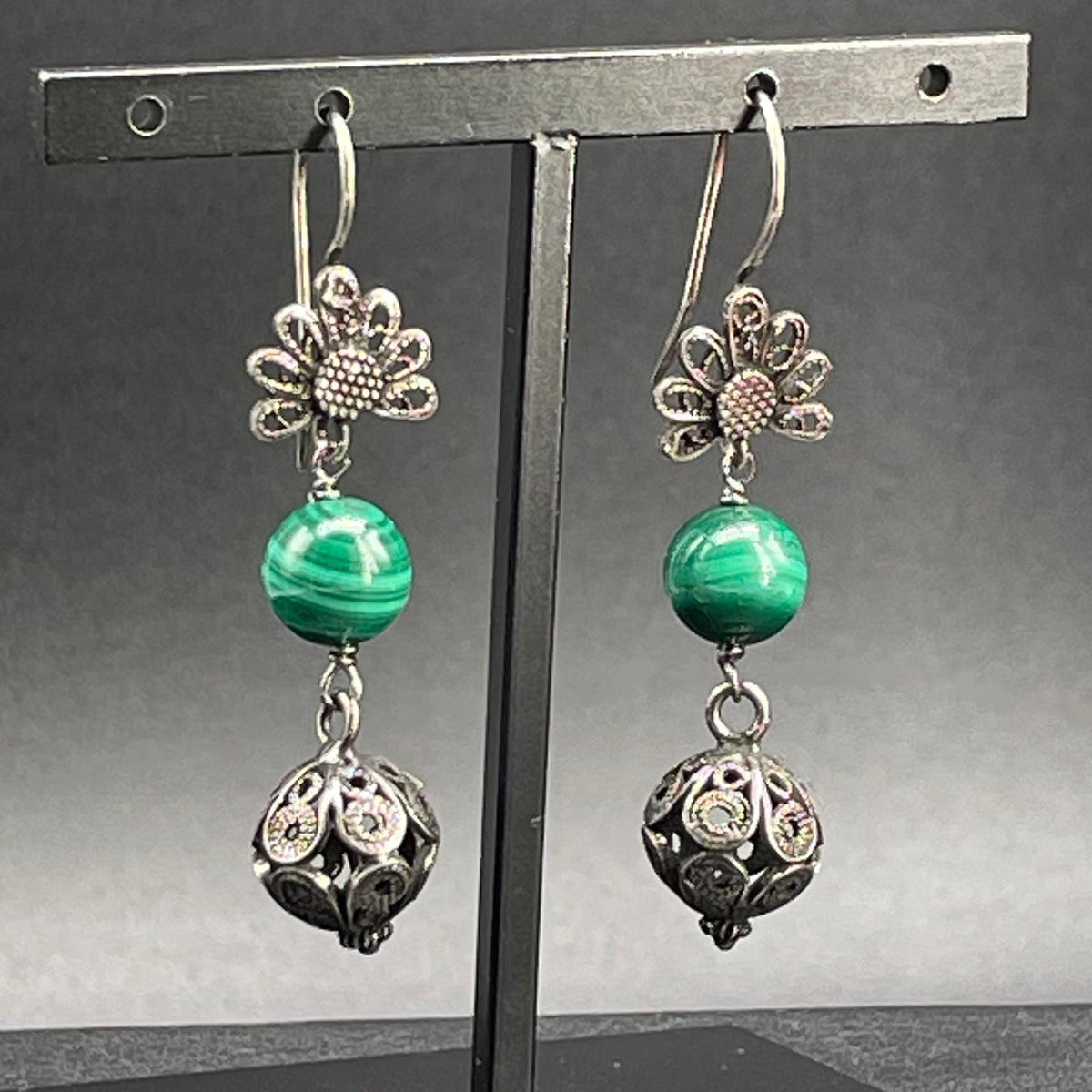 Dettaglio fiore in filigrana d'argento e perla di malachite verde