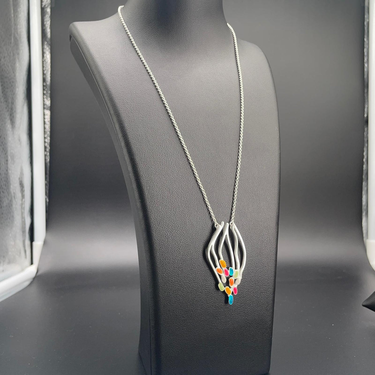 Collana argentata con pendente traforato e smalti multicolore, dettaglio 6