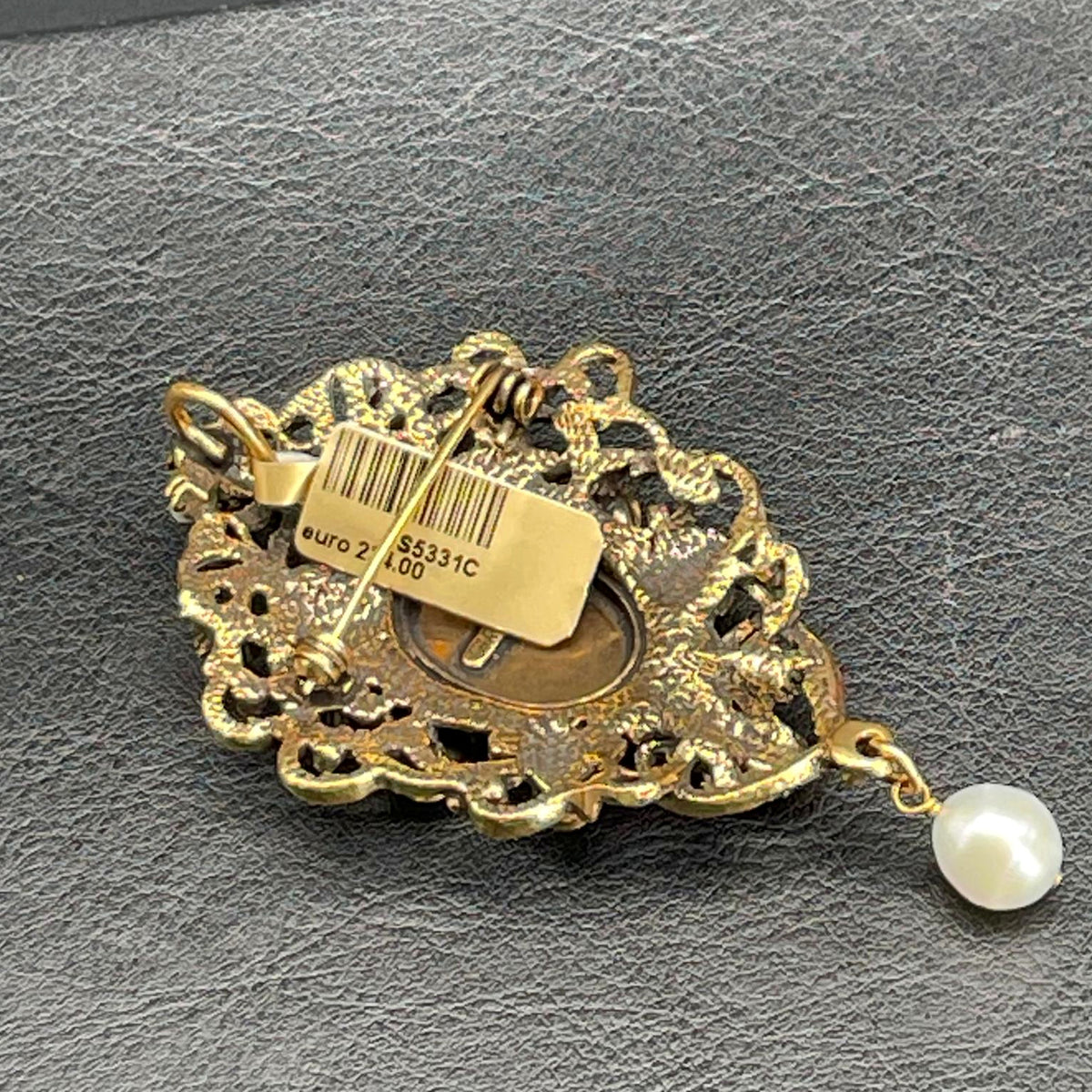 Retro della spilla pendente Alcozer con spillone e anello per catena o nastro, codice S5331C visibile