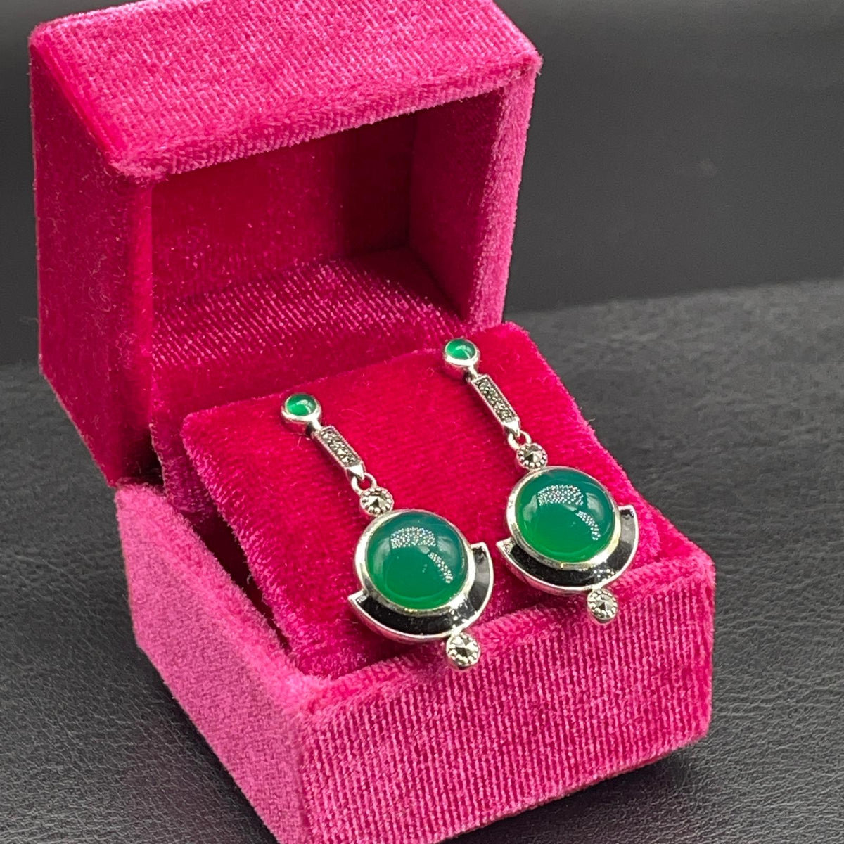 Orecchini in argento con agata verde cabochon e marcassiti in esposizione diagonale
