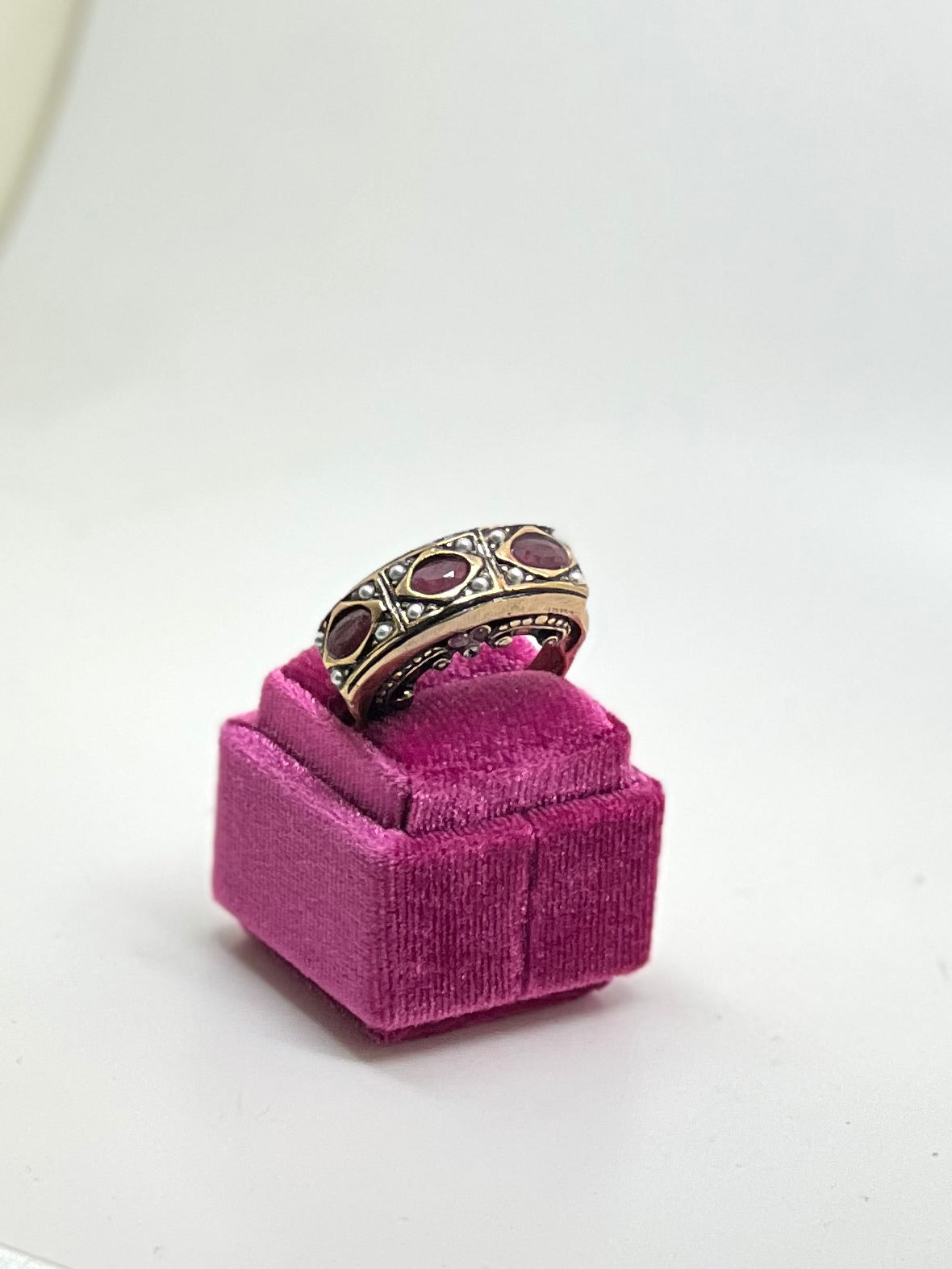 Anello Rinascimento - Anello Artigianale in Ottone Dorato con Rubini, Perline e Swarovski