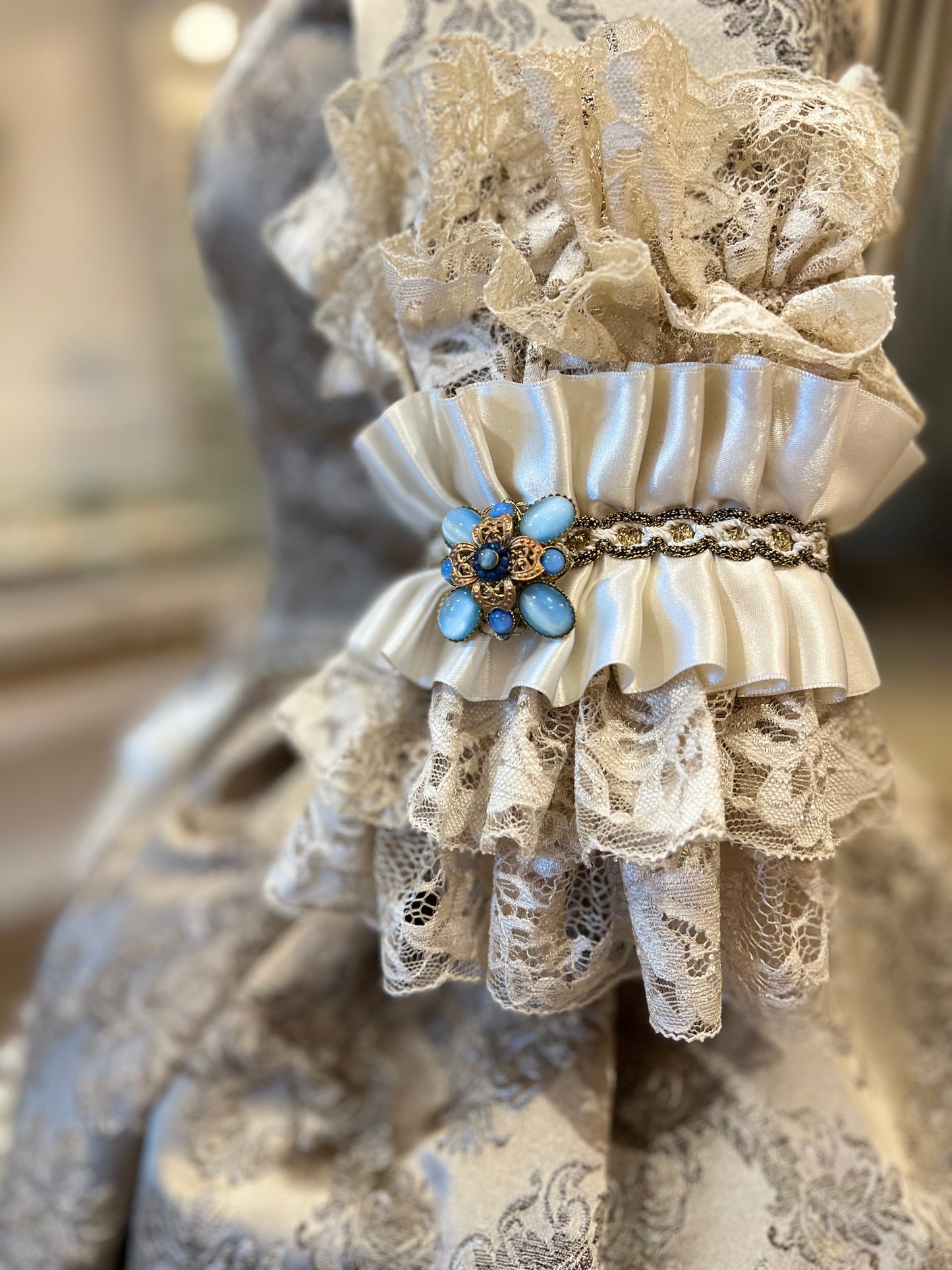 Spilla con Pietre Dure - Stile Vintage in Ottone Spazzolato e Paste Vitree