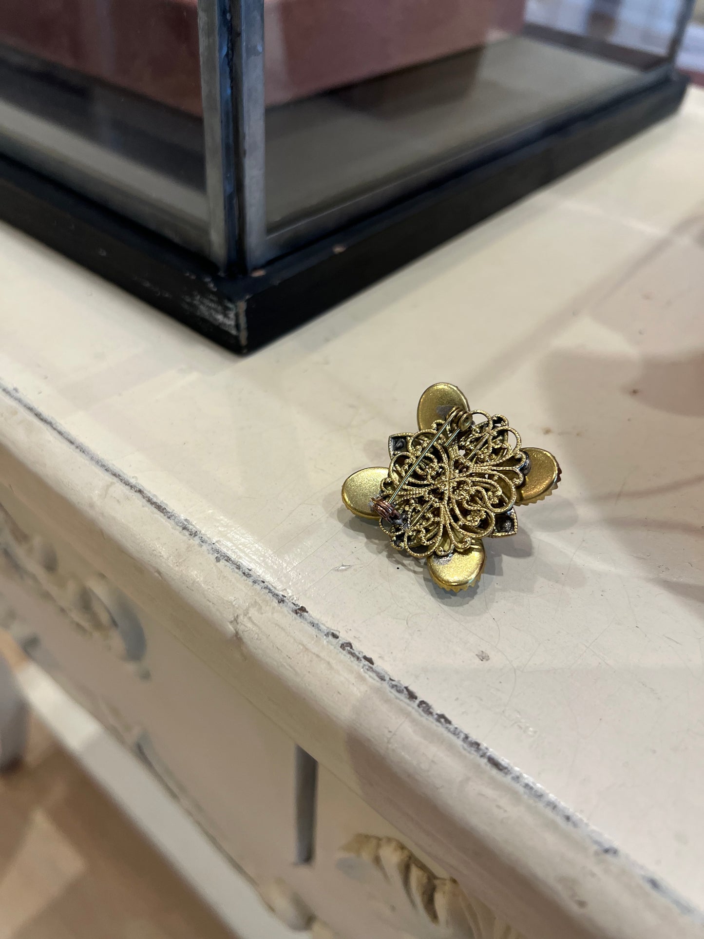 Spilla con Pietre Dure - Stile Vintage in Ottone Spazzolato e Paste Vitree