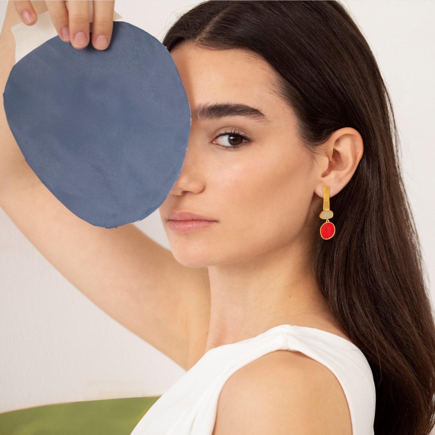 Orecchini Geometrici Pendenti in Metallo Dorato Opaco con Smalti Rosso e Neutro (Codice: OR GE 003)