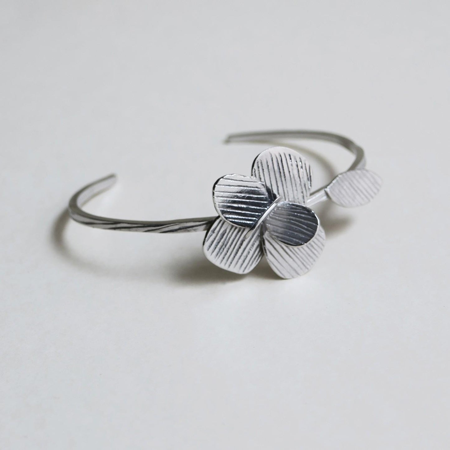 Bracciale rigido argento con motivo floreale BR-ARG-001