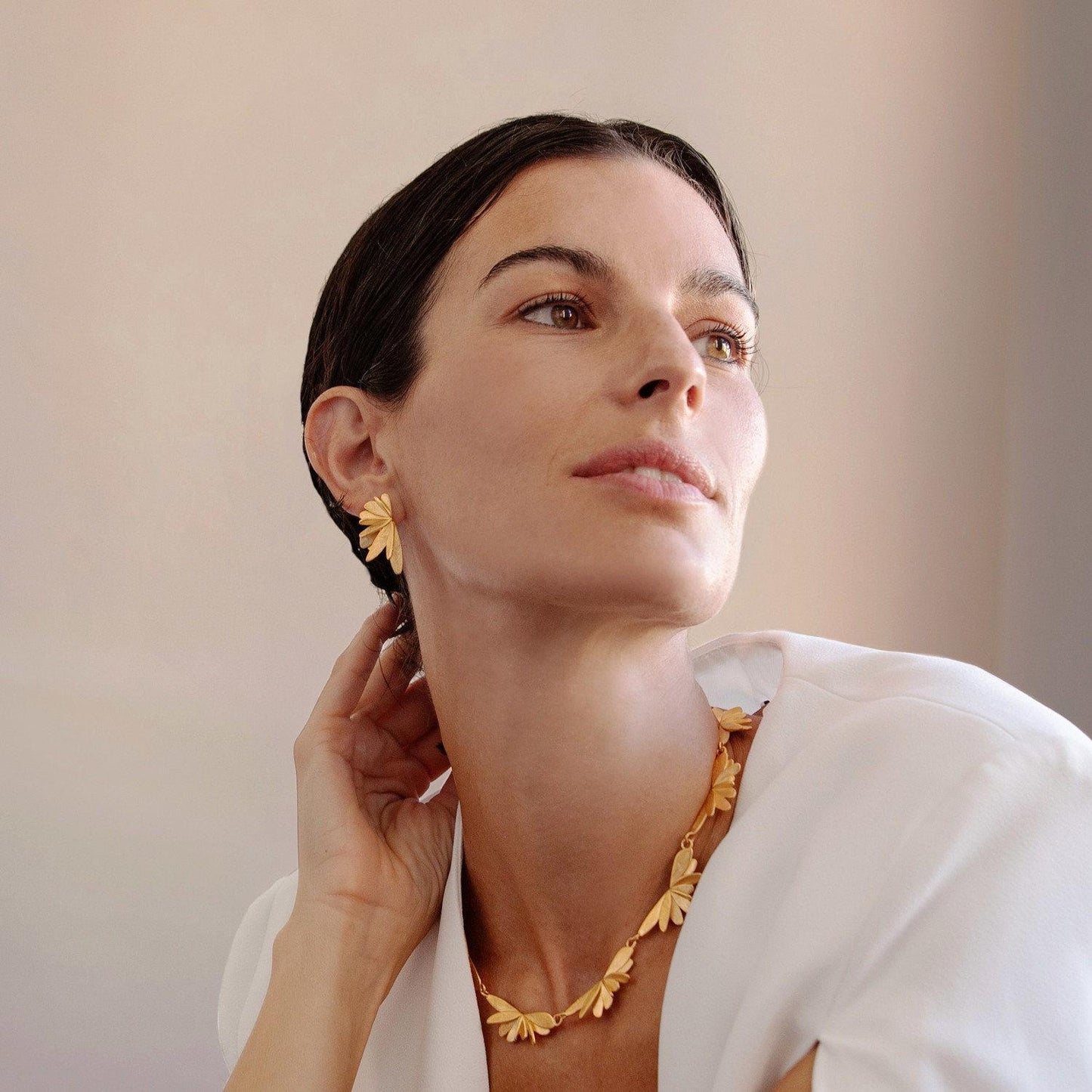 Orecchini placcati oro con petali intrecciati