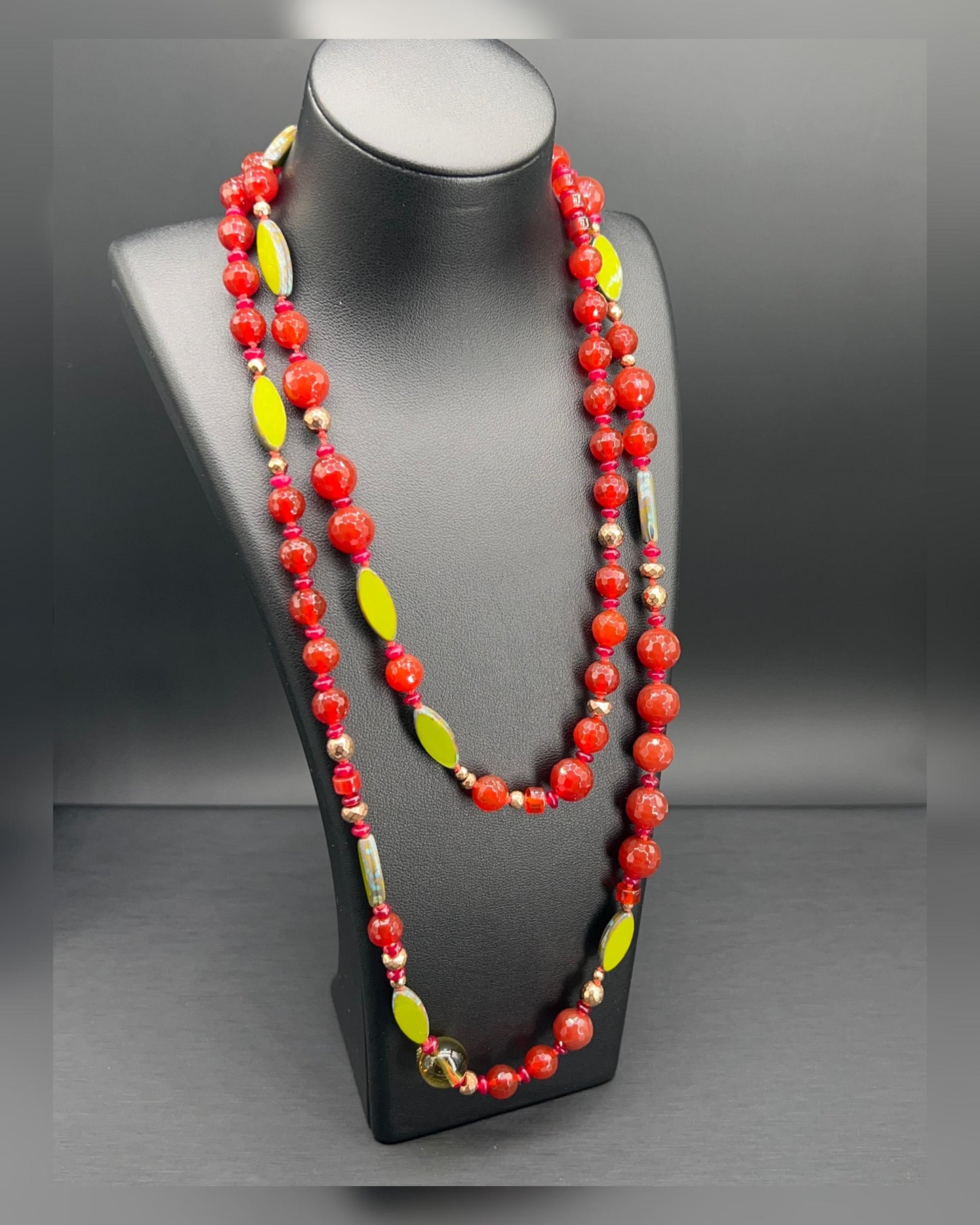 Collana Corniola e Verde Acido