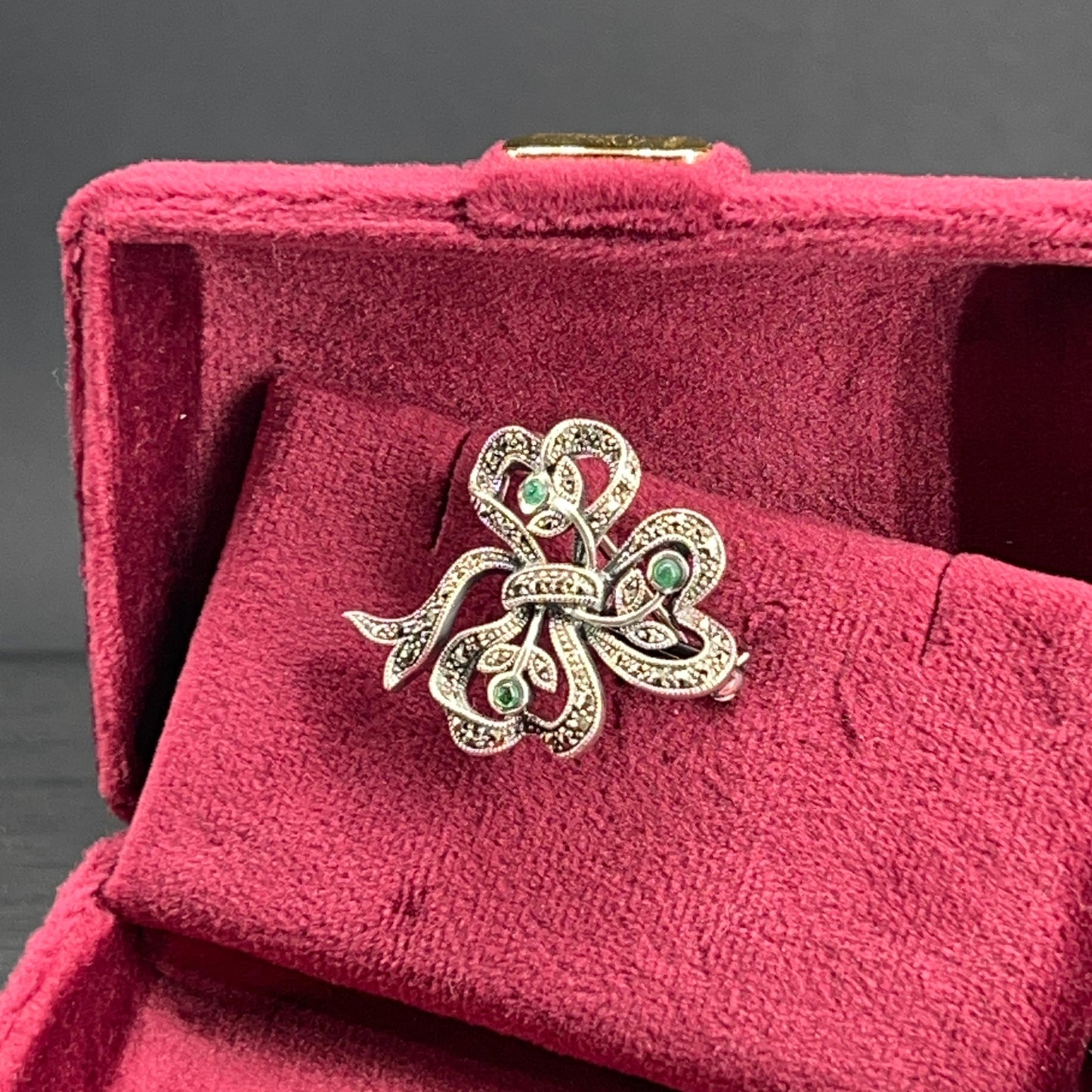 Spilla Fiocco Art Nouveau con Marcassiti e Smeraldi