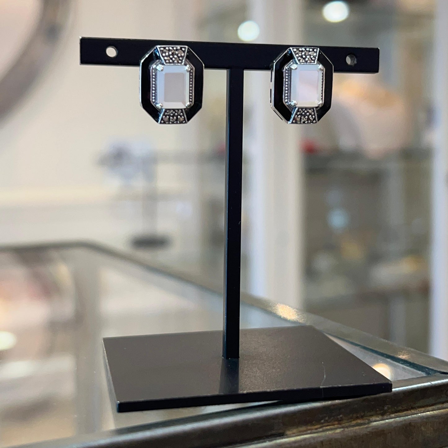 Orecchini Ottagonali in Argento con Smalto Nero e Madreperla