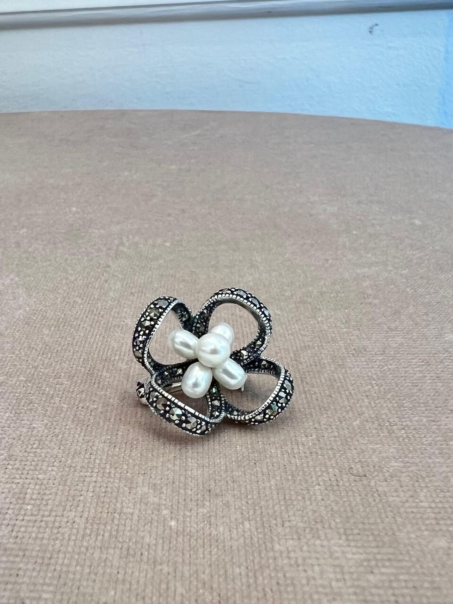 Spilla Fiore in Argento con Marcassiti e Perle di Fiume