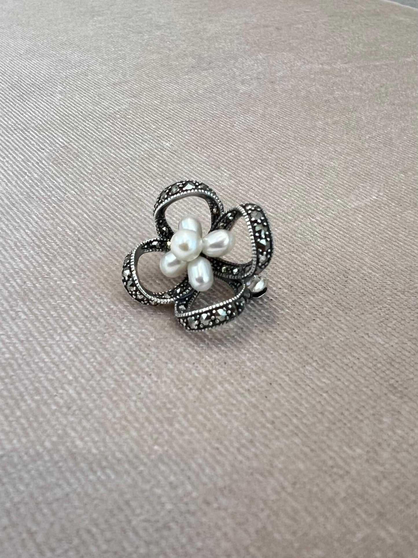 Spilla Fiore in Argento con Marcassiti e Perle di Fiume