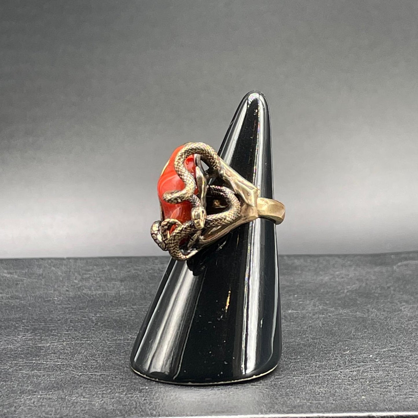 Anello Corallo Naturale con Serpente Intrecciato