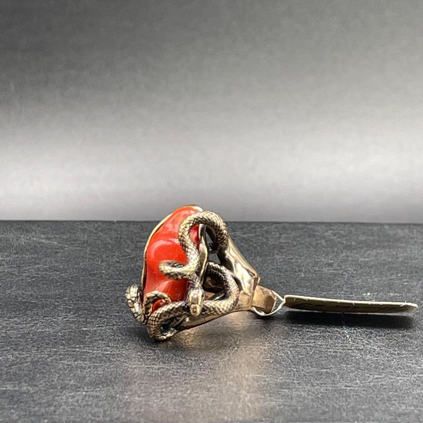 Anello Corallo Naturale con Serpente Intrecciato