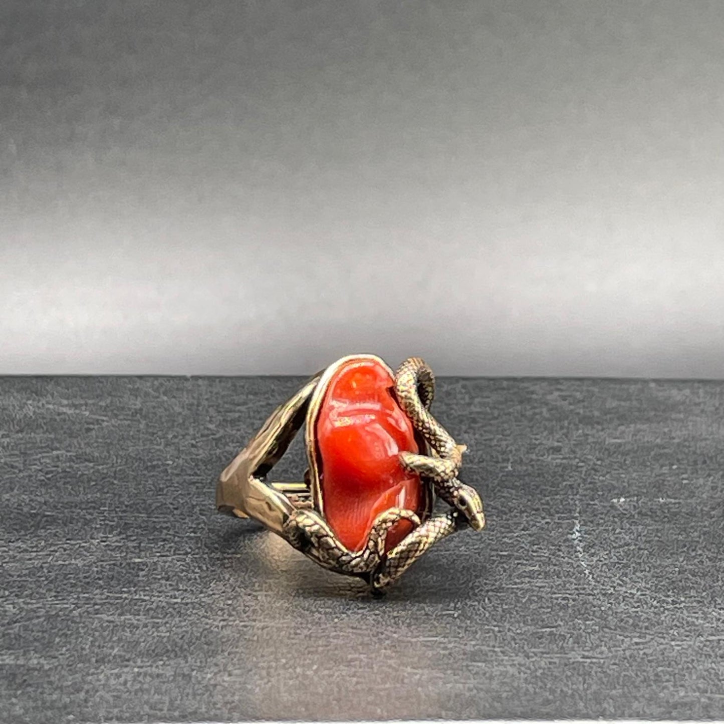 Anello Corallo Naturale con Serpente Intrecciato
