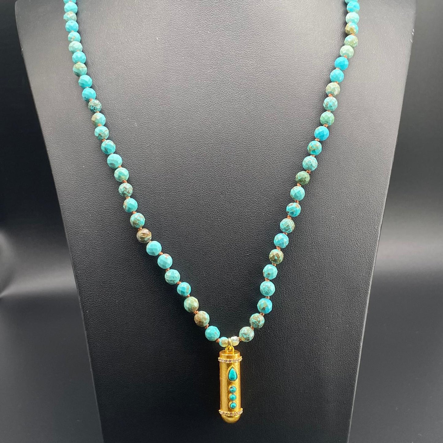 Collana Lunga in Aulite Turchese con Pendente Dorato