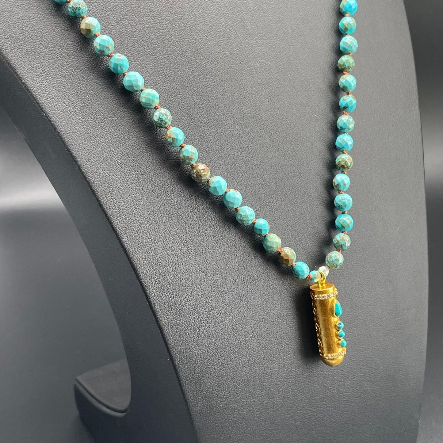 Collana Lunga in Aulite Turchese con Pendente Dorato