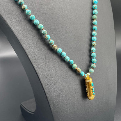 Collana Lunga in Aulite Turchese con Pendente Dorato