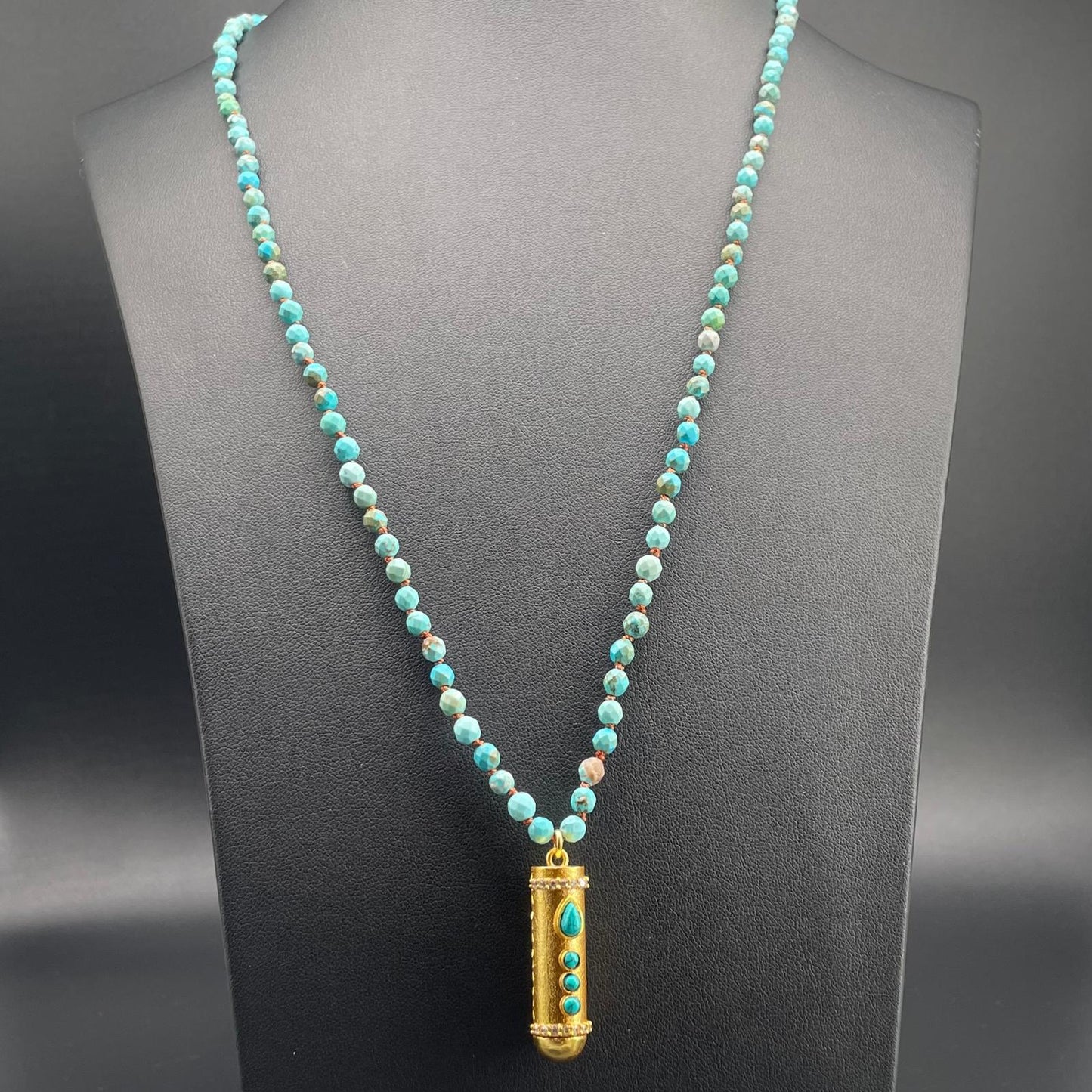 Collana Sottile in Aulite Turchese con Pendente Dorato