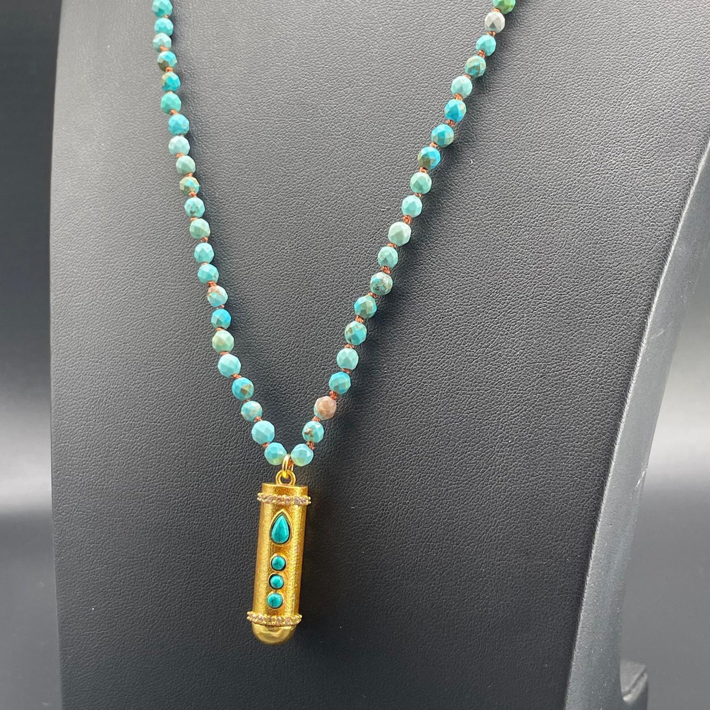 Collana Sottile in Aulite Turchese con Pendente Dorato