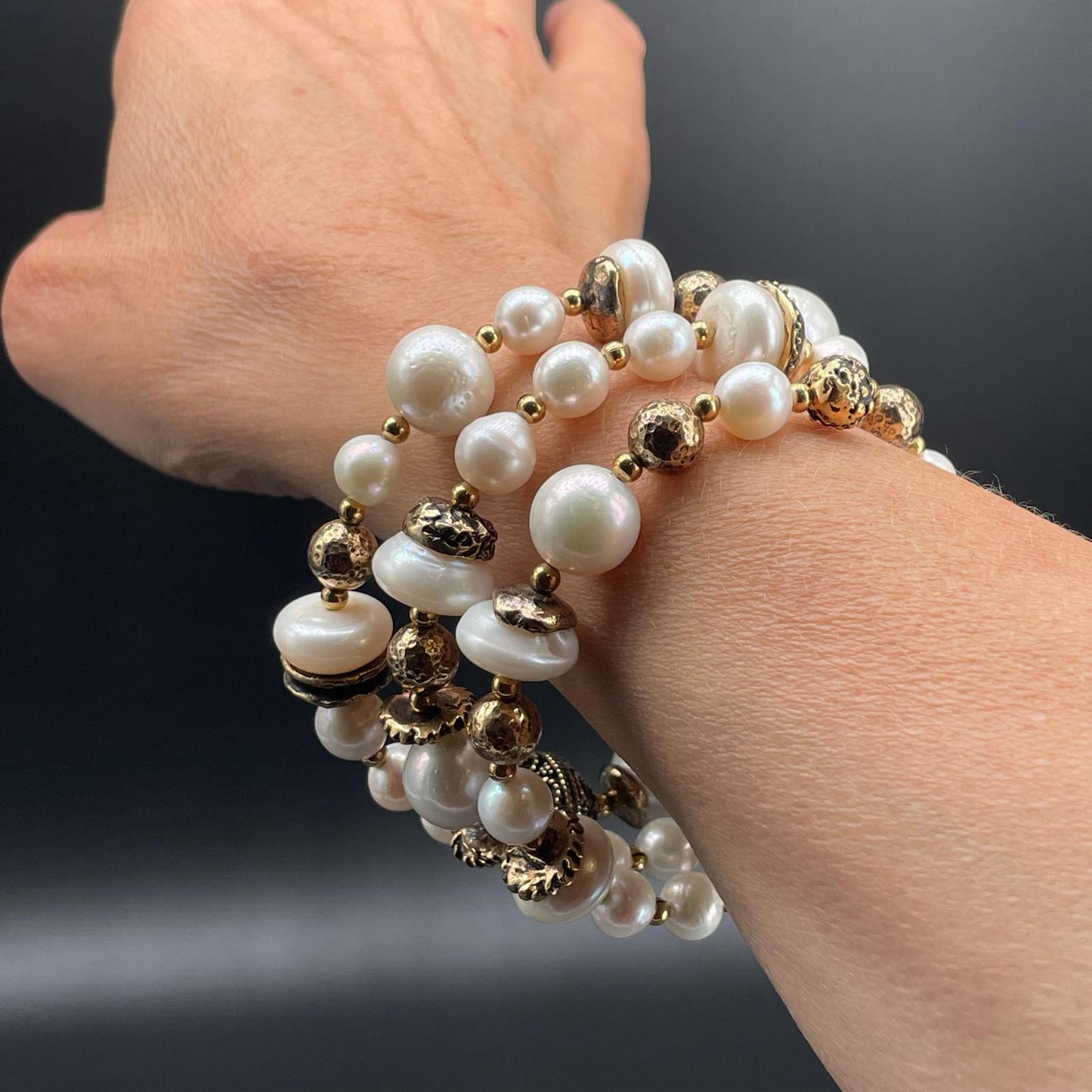 Bracciale Semirigido a Tre Fili con Perle Coltivate