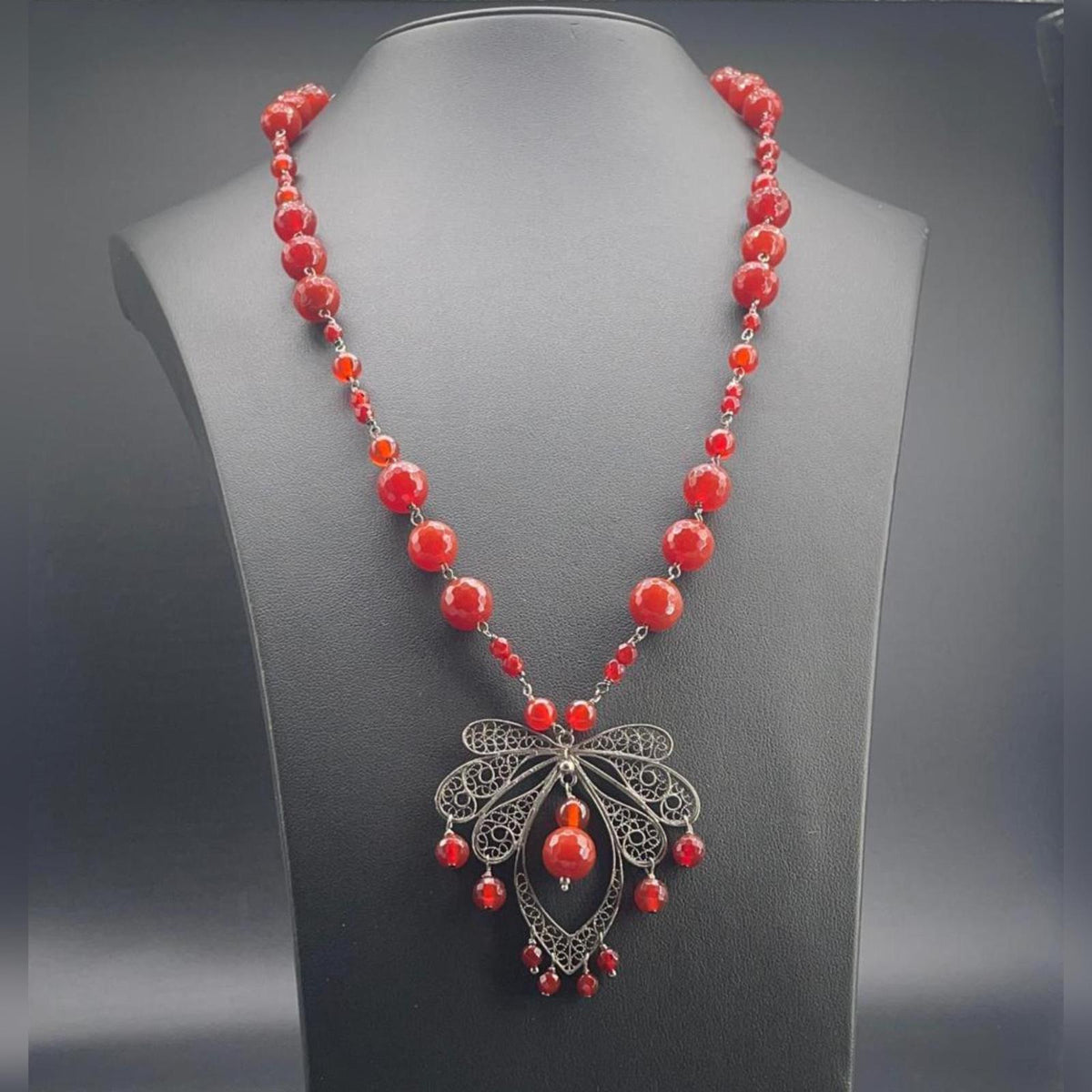 Collana a rosario in corniola con pendente in filigrana d’argento realizzato a mano