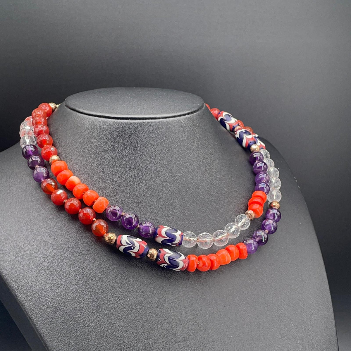 Collana lunga con corallo bamboo, ametista, corniola, cristallo di rocca e perle di vetro fatte a mano
