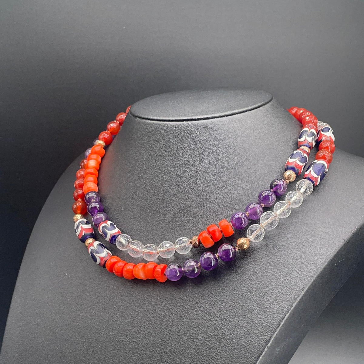 Collana Lunga con Corallo Bamboo, Ametista e Perle di Vetro