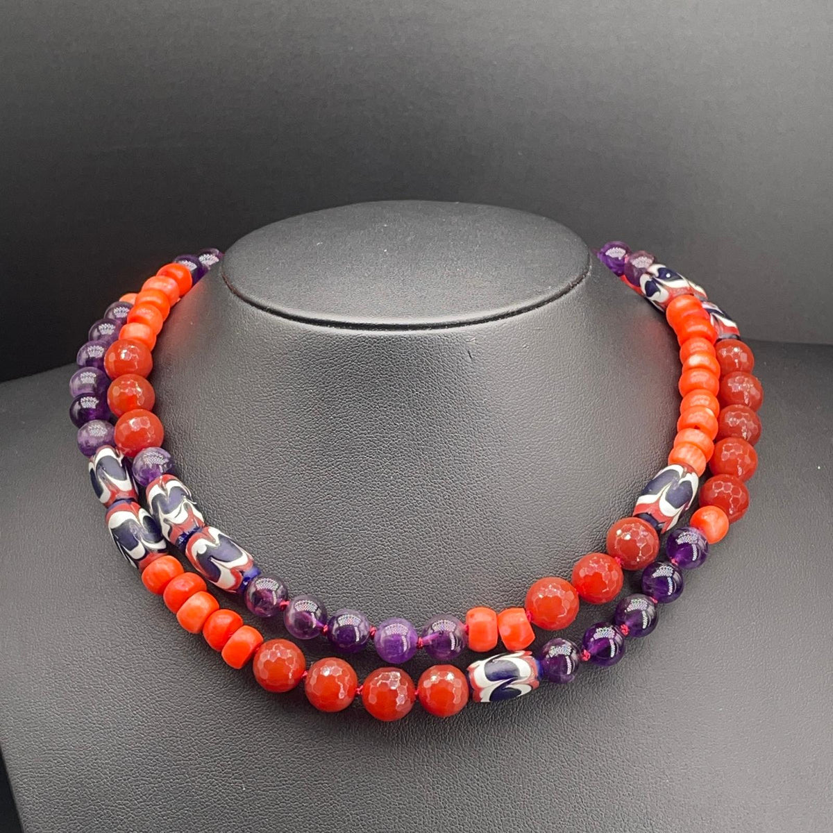 Collana lunga con ametista, corniola, corallo bamboo e perle di vetro fatte a mano