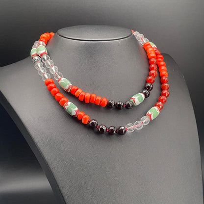 Collana lunga con corniola, granato, corallo bamboo, cristallo di rocca e perle di vetro fatte a mano