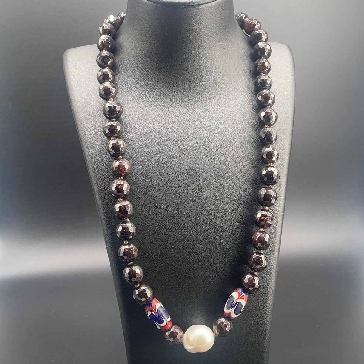 Collana in granato sfaccettato con perla scaramazza coltivata e perle di vetro fatte a mano