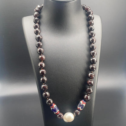 Collana in granato sfaccettato con perla scaramazza coltivata e perle di vetro fatte a mano
