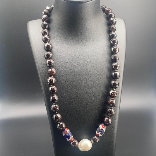 Collana in granato sfaccettato con perla scaramazza coltivata e perle di vetro fatte a mano