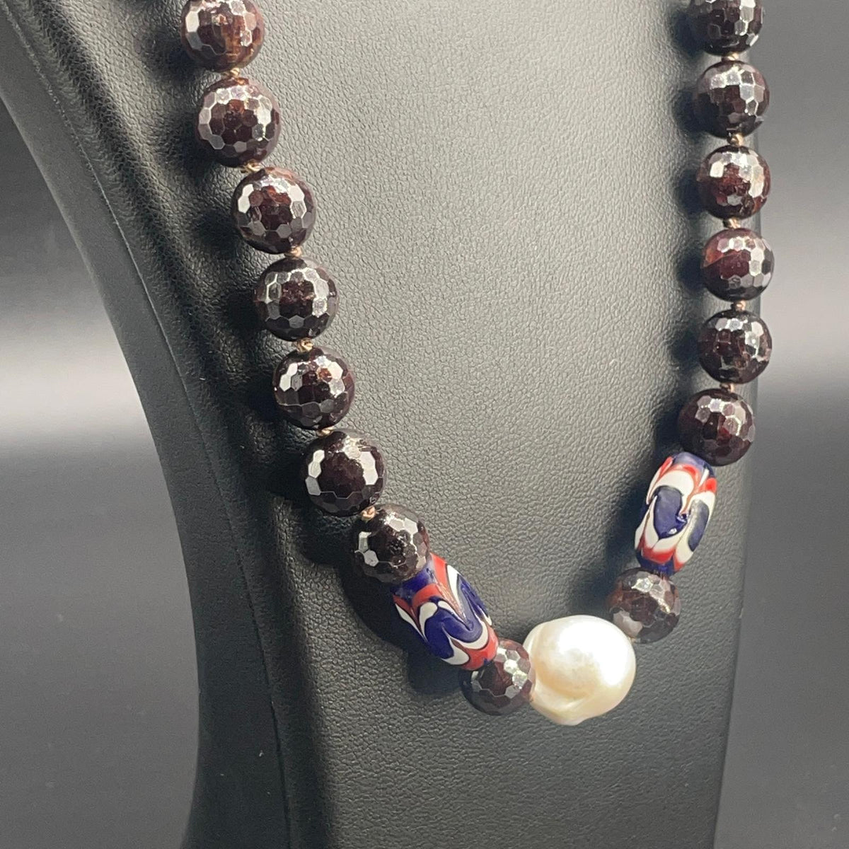 Collana in Granato con Perla Scaramazza e Perle di Vetro