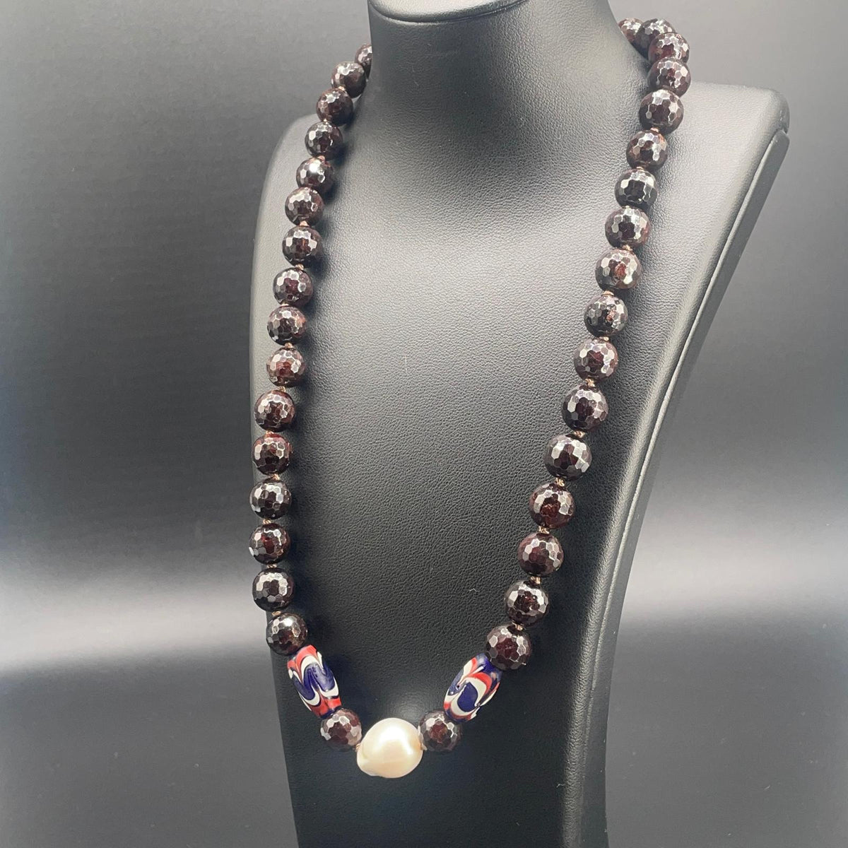 Collana in Granato con Perla Scaramazza e Perle di Vetro