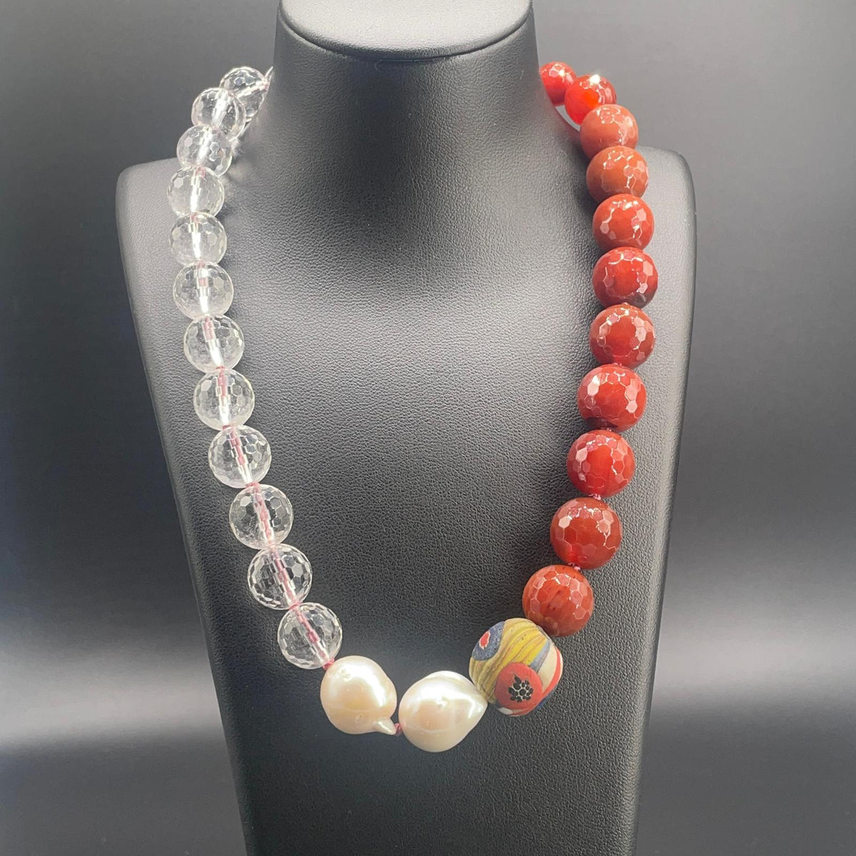 Collana con Cristallo di Rocca, Corniola e Perle Coltivate