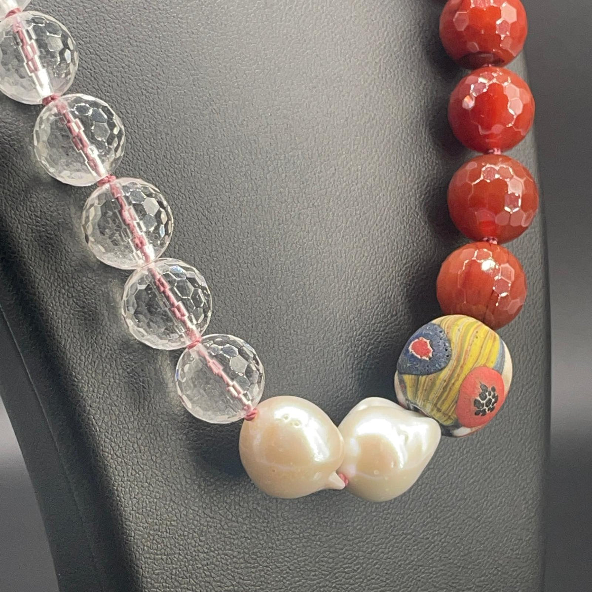 Collana con cristallo di rocca sfaccettato, corniola, perle coltivate e perla di vetro fatta a mano