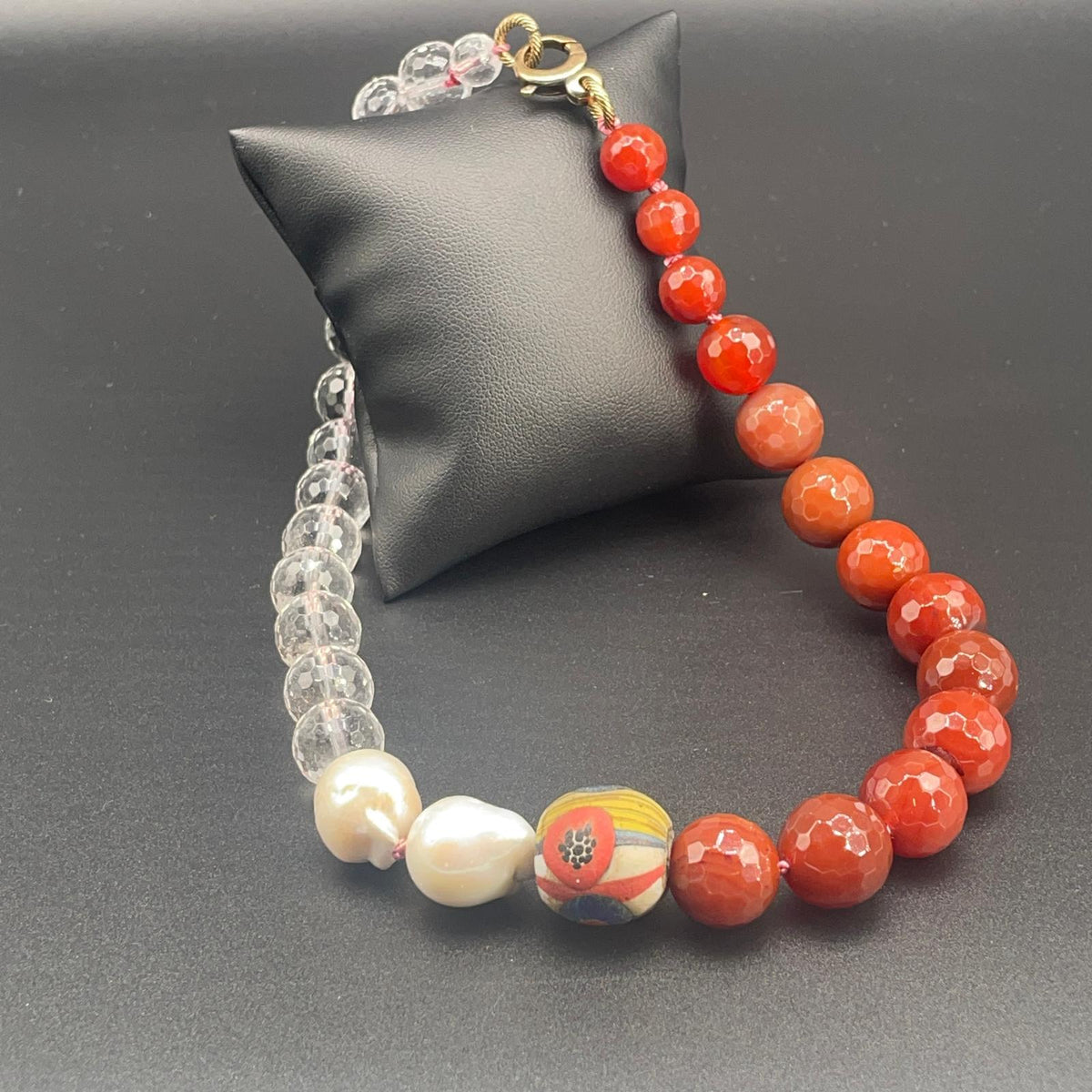 Collana con Cristallo di Rocca, Corniola e Perle Coltivate