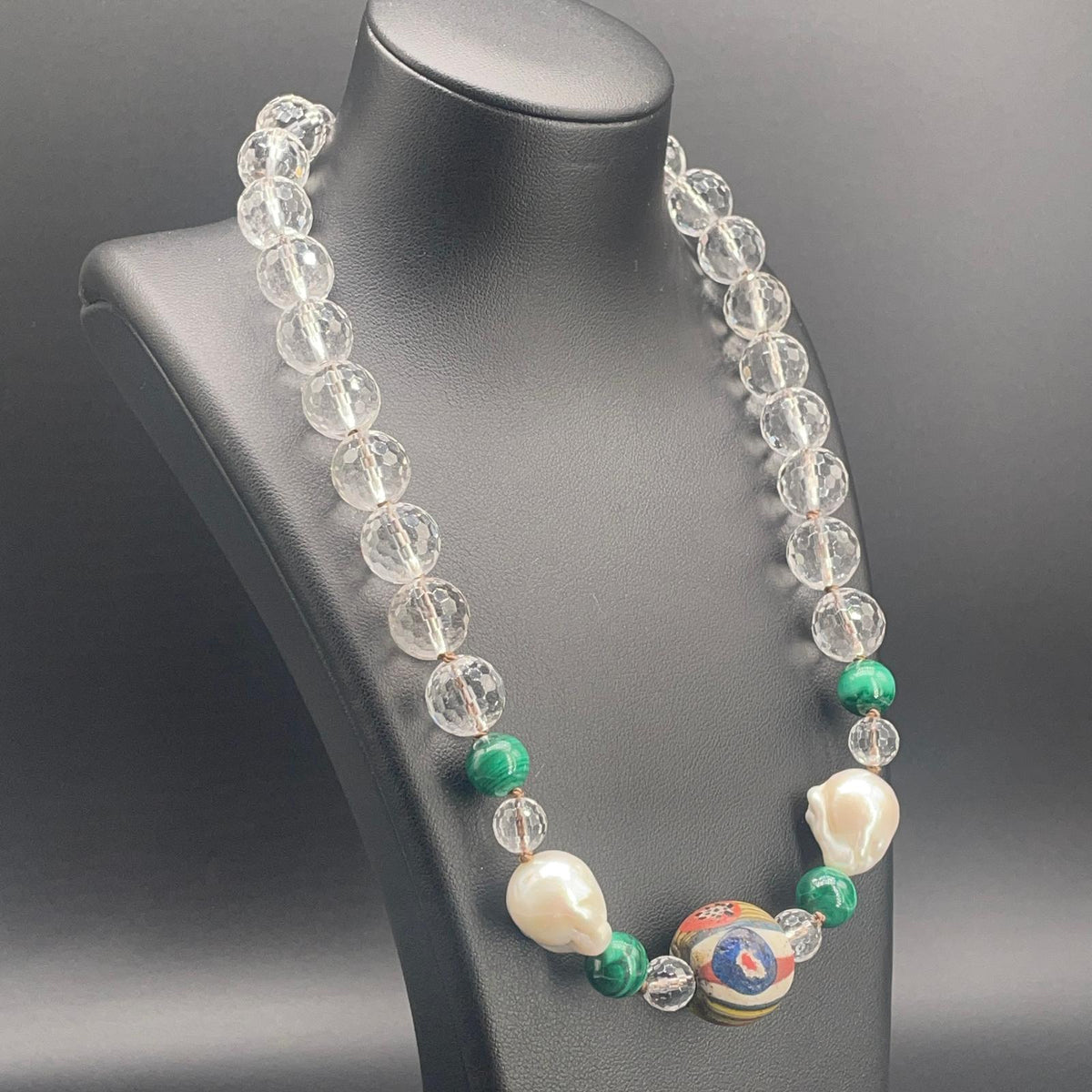 Collana con cristallo di rocca, malachite, perle scaramazze coltivate e perla di vetro vintage fatta a mano