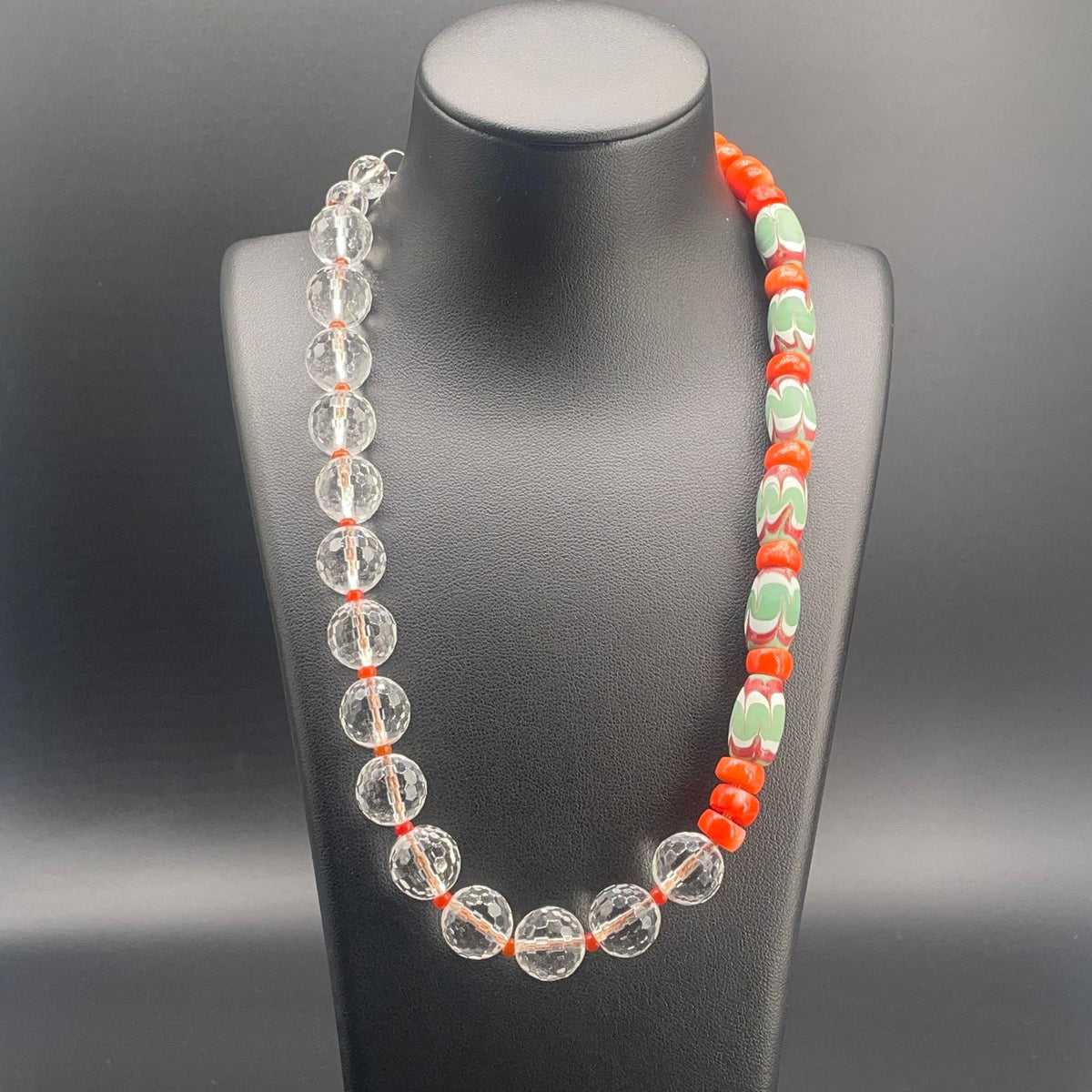 Collana con cristallo di rocca, corallo bamboo, conterie veneziane e perle di vetro fatte a mano
