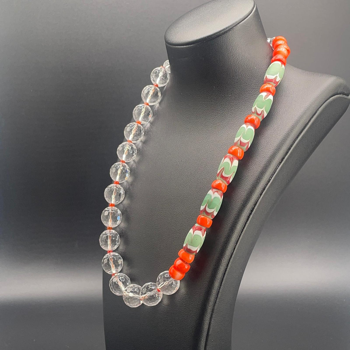 Collana con Cristallo di Rocca, Corallo Bamboo e Perle di Vetro