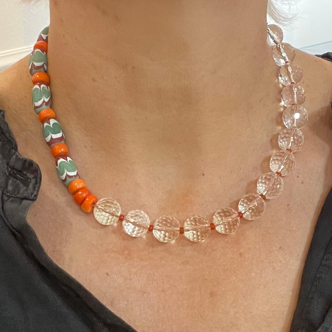 Collana con Cristallo di Rocca, Corallo Bamboo e Perle di Vetro