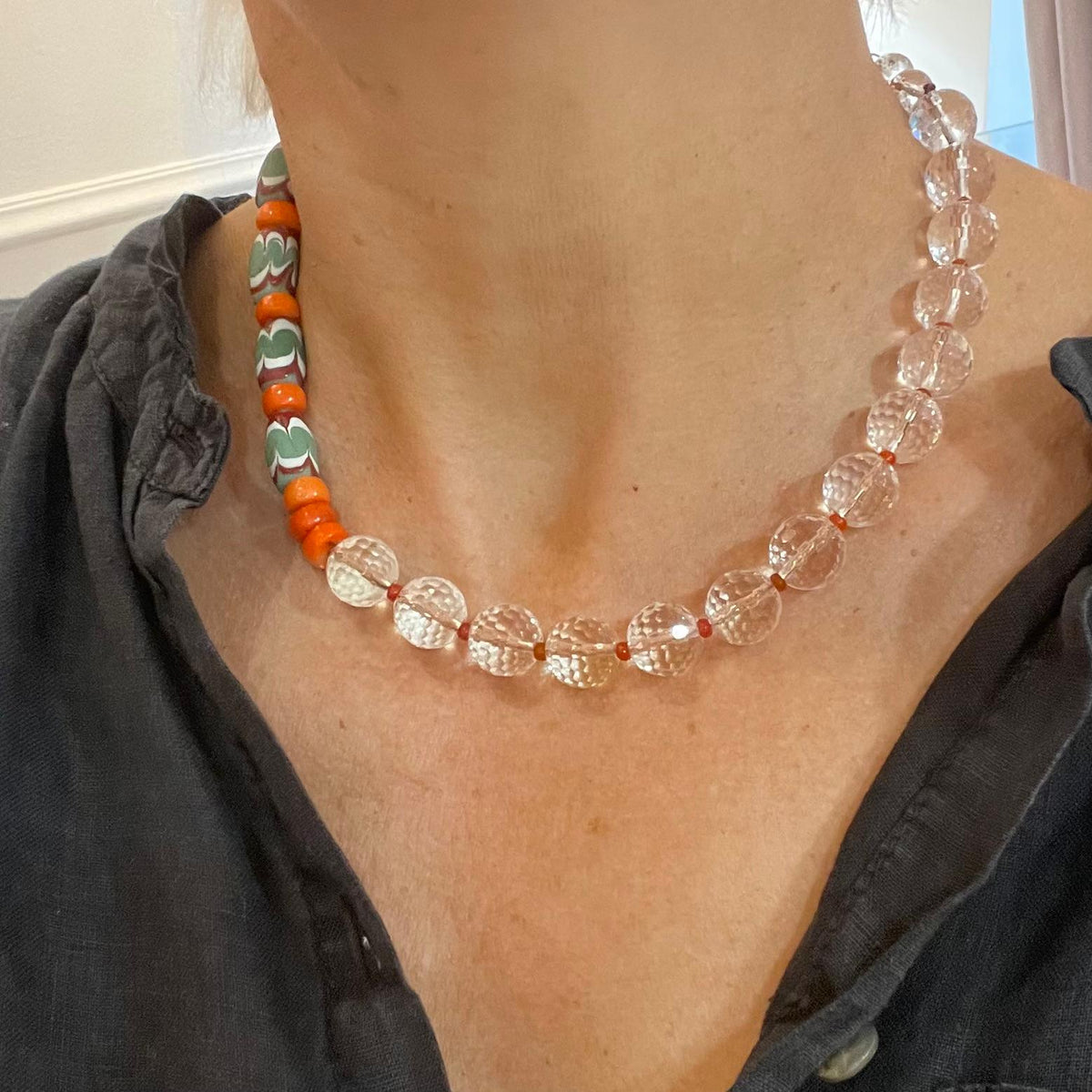 Collana con Cristallo di Rocca, Corallo Bamboo e Perle di Vetro