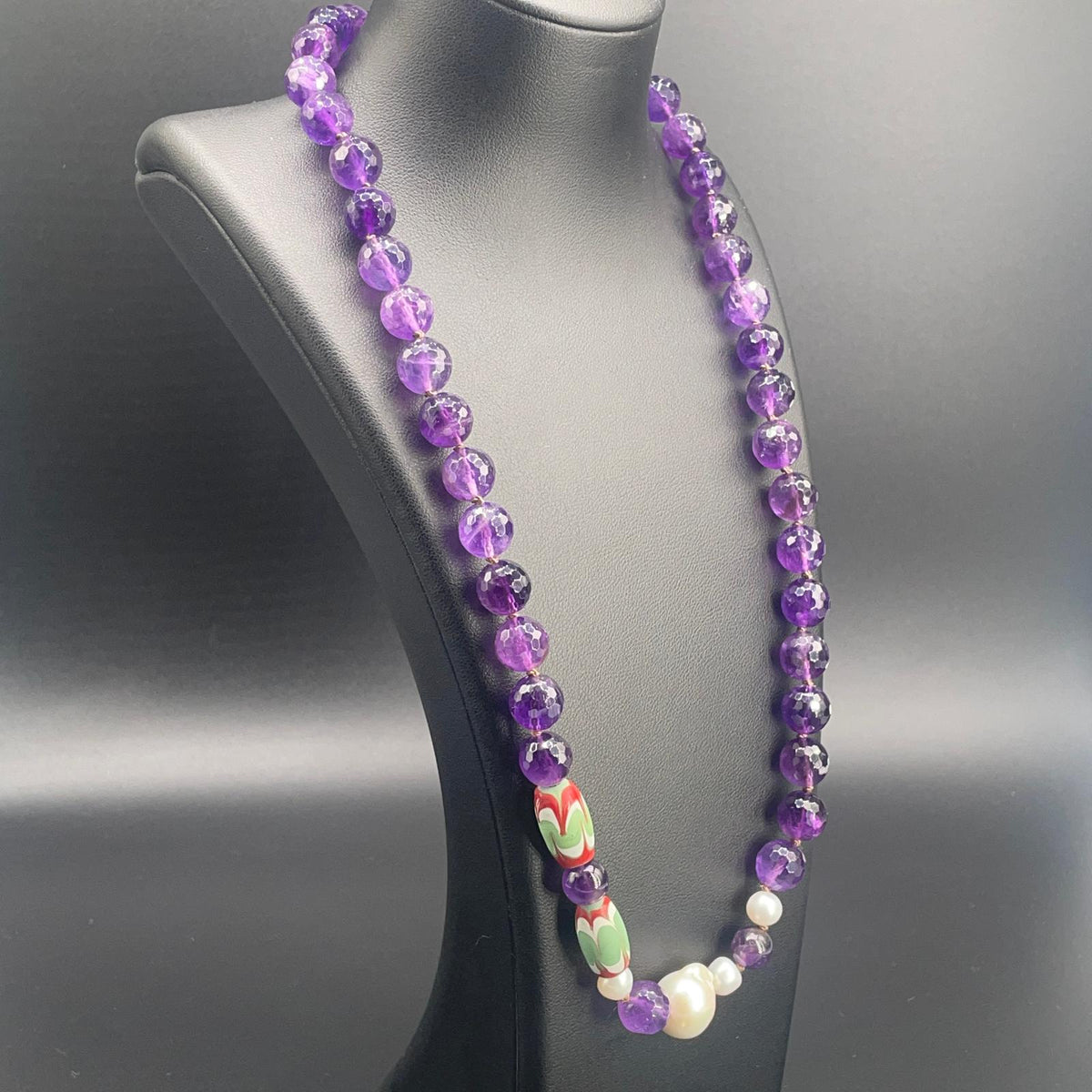 Collana con ametista sfaccettata, perle scaramazze, corallo bamboo, cristallo di rocca e perle di vetro fatte a mano