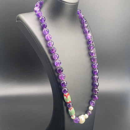 Collana con ametista sfaccettata, perle scaramazze, corallo bamboo, cristallo di rocca e perle di vetro fatte a mano